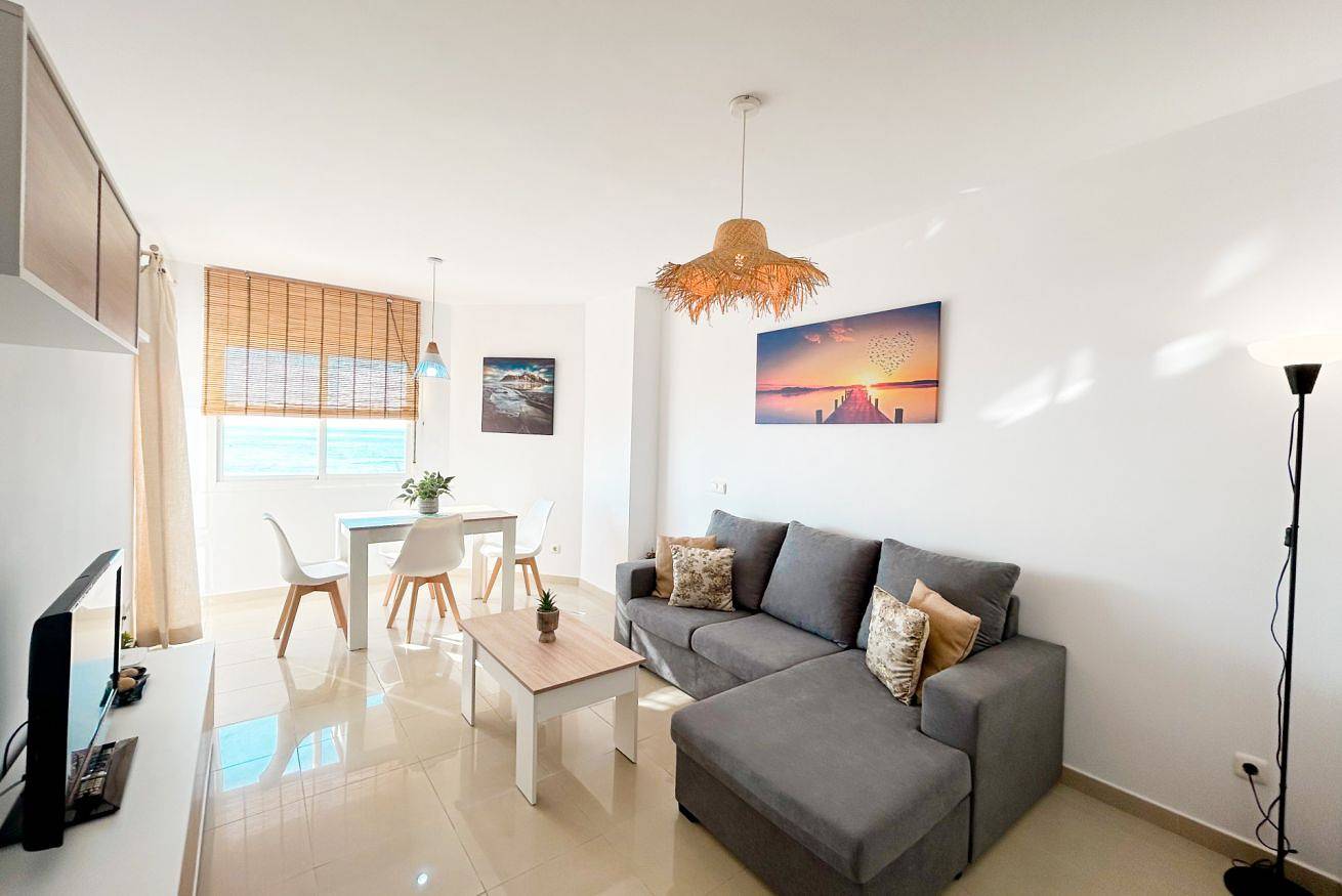 Apartamento entero, Apartamento en 1ª línea de playa de Sabinillas con vistas al mar in San Luis de Sabinillas, Manilva