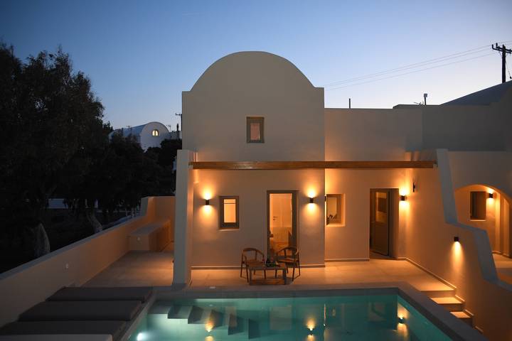 Villa pour 4 personnes, avec piscine et terrasse, adapté aux familles à Santorin