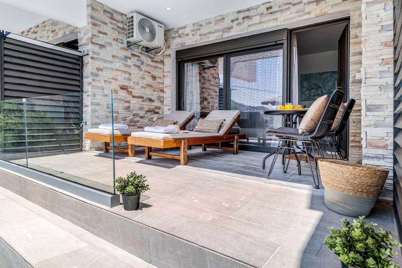 Entire studio, Studio Apartment 'Oceanida Penelope Lyxury Suite' with Sea View, Wi-Fi and Air Conditioning in Nikiana, Alexandros
