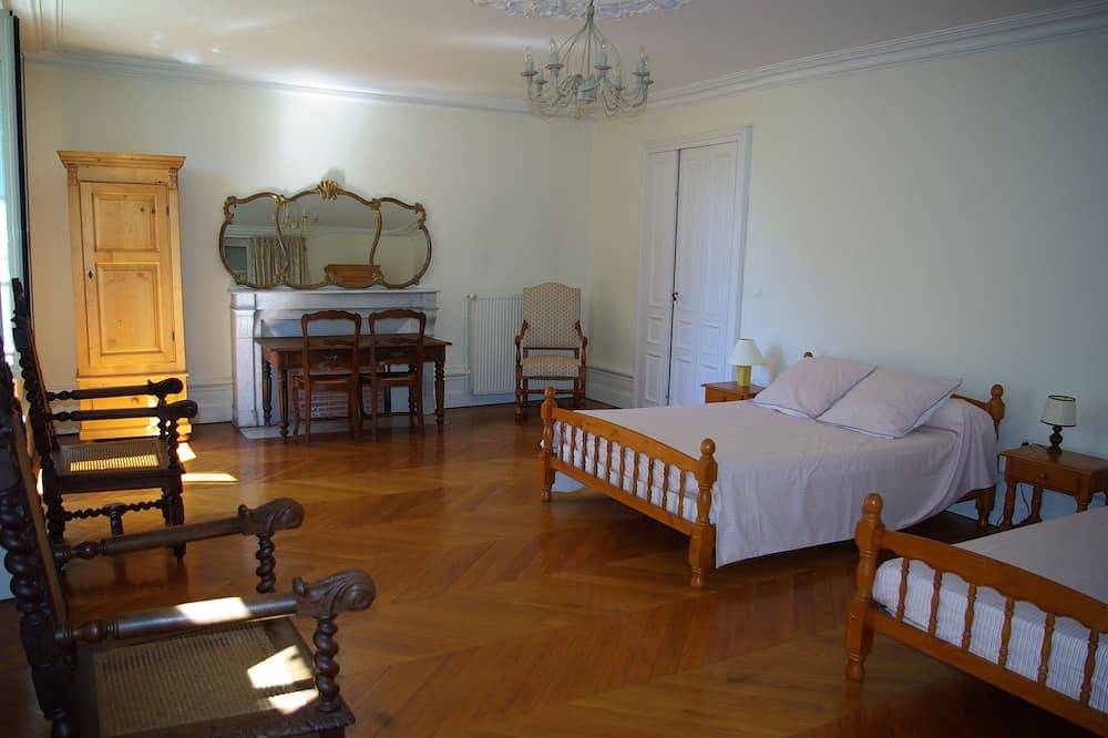 Maison de caractère indépendante avec piscine privative couverte in Lanouaille, Périgord Vert