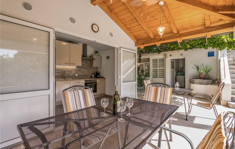 Ganze Ferienwohnung, Charmantes Apartment mit Terrasse, WLAN und Parkplatz, 2,5 km vom Strand entfernt in Punat, Krk