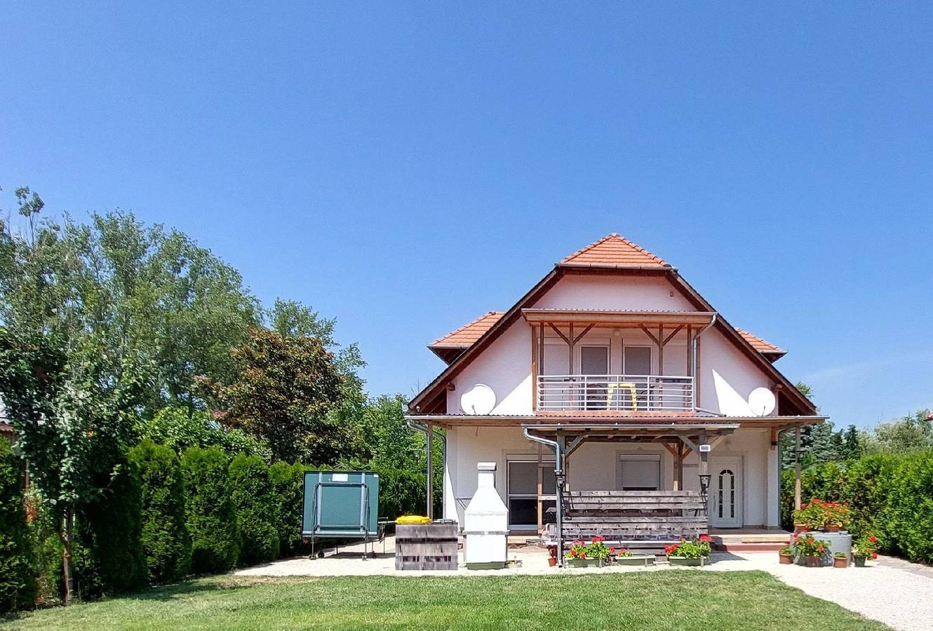 Ganze Ferienwohnung, Ferienwohnung mit Pool direkt am See in Balatonmariafürdö, Plattensee Südufer