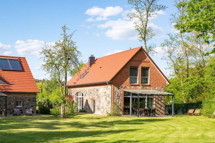 Ferienhaus für 8 Personen, mit Terrasse und Garten sowie Pool und Sauna