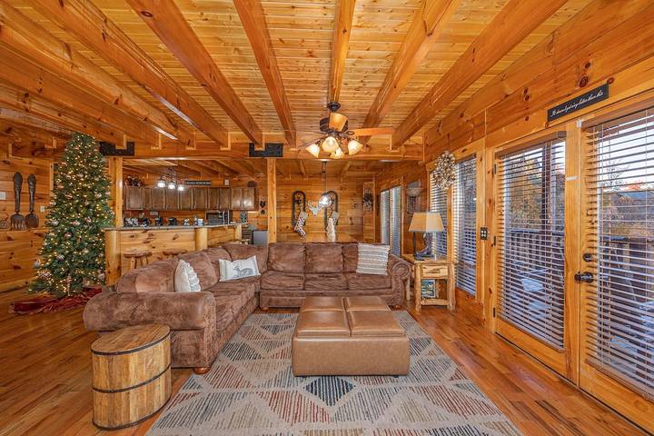 Log cabin for 23 people, with terrace and hot tub in Dollywood
