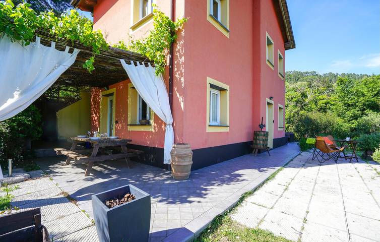 Charming Apt with Pool & WiFi, Near Locanda Agrogallo di Comeglio Laura in Castello (Carro), Carro (Liguria)