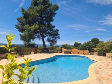 Gîte pour 7 personnes, avec piscine ainsi que vue et jardin, animaux acceptés à Entrecasteaux