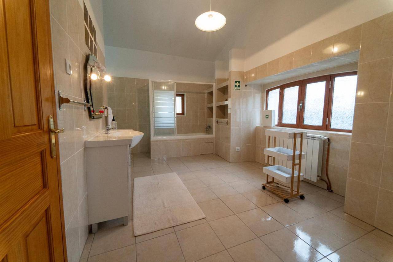 Four-Bedroom House in Famalicão, Leiria distrito