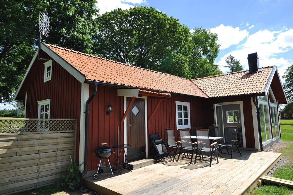 Herrliche Hütte nur wenige Meter vom Wasser in Söndra, Jönköpings län