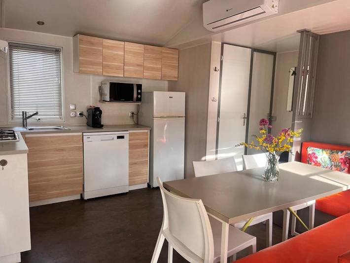 Camping pour 6 personnes, avec jacuzzi et piscine ainsi que jardin et bassin pour enfant