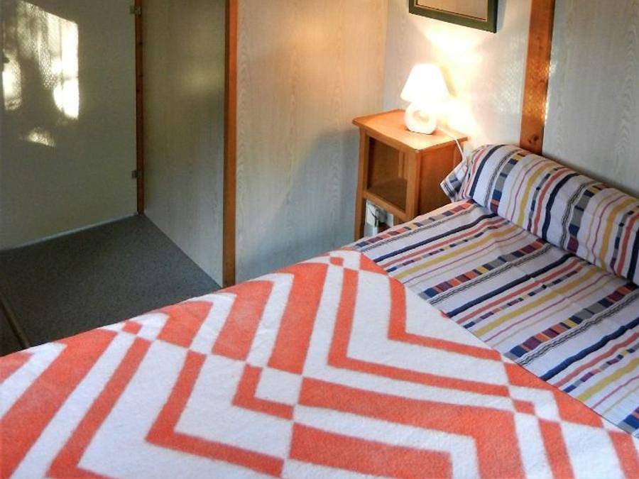 Camping du Colombier - Bungalow 6 personnes - 2 ch - S in Loubeyrat, Parc naturel régional des Volcans d'Auvergne