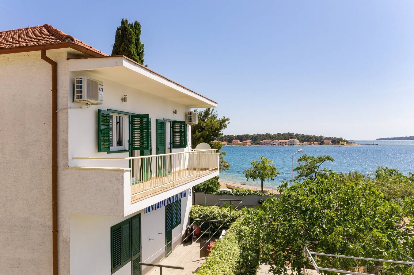 Ganze Wohnung, 2-Zimmer-Ferienwohnung am Strand Brodarica (Sibenik) A-4833-b in Brodarica, Šibenik-Knin