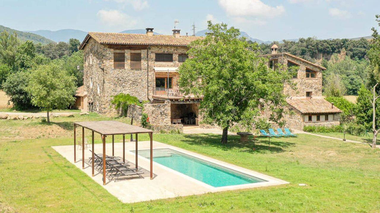 Apartamento vacacional entero, Refugio frente al río con piscina, aparcamiento y terraza - A 2,5 km de Castellfollit de la Roca in Montagut y Oix, Garrotxa