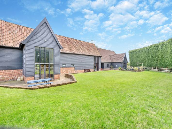 Log cabin for 12 people, with garden in Suffolk