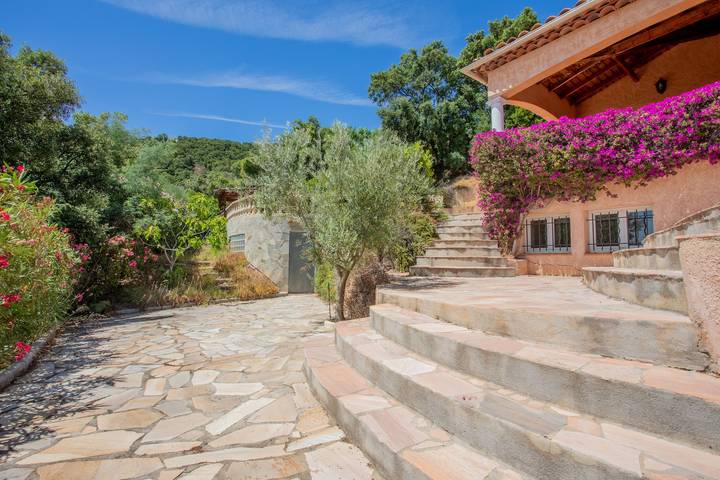 Villa “Lucio” con vista mare, Wi-Fi e aria condizionata in La Londe-les-Maures, Costa mediterranea (Francia)