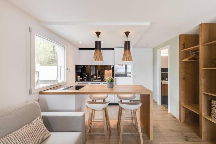 Ferienwohnung für 2 Personen, mit Balkon und Ausblick sowie Seeblick in Leissigen