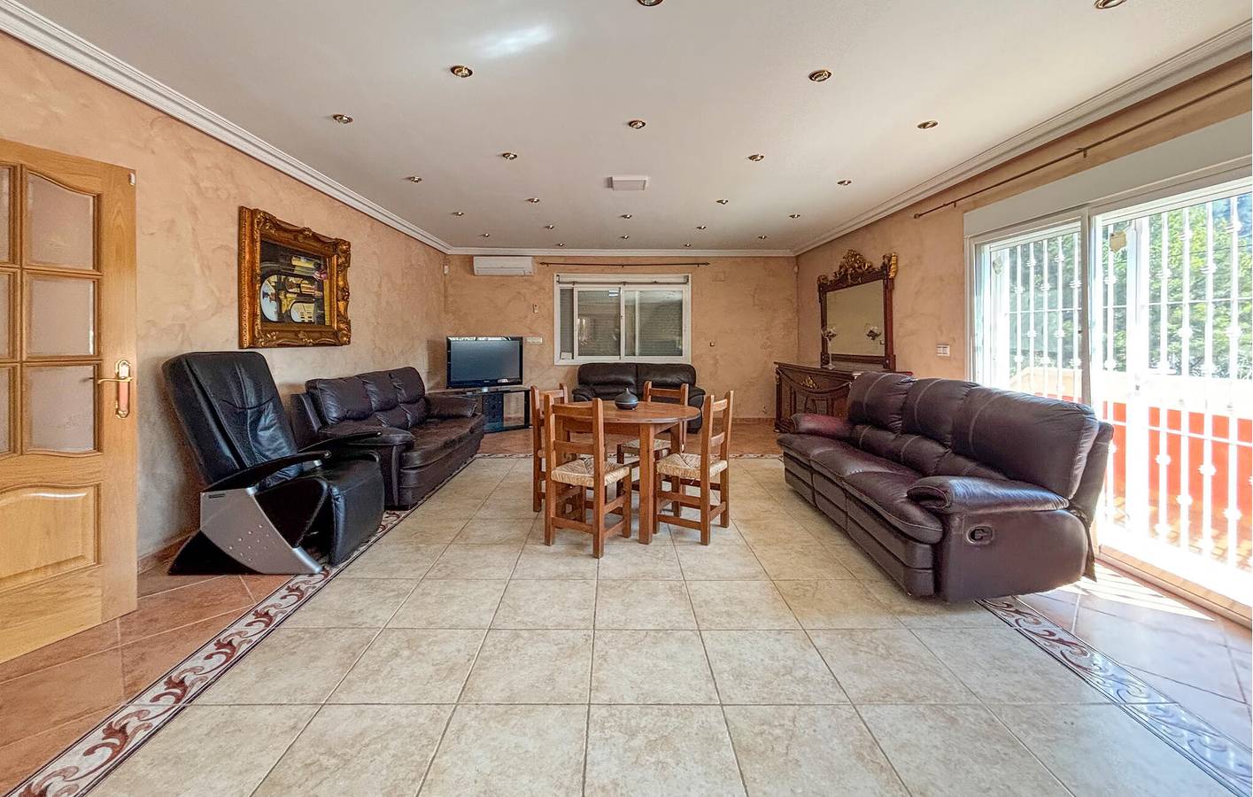 Amplio apartamento de 2 dormitorios con piscina, terraza, Wi-Fi y aparcamiento in Villajoyosa, Costa Blanca