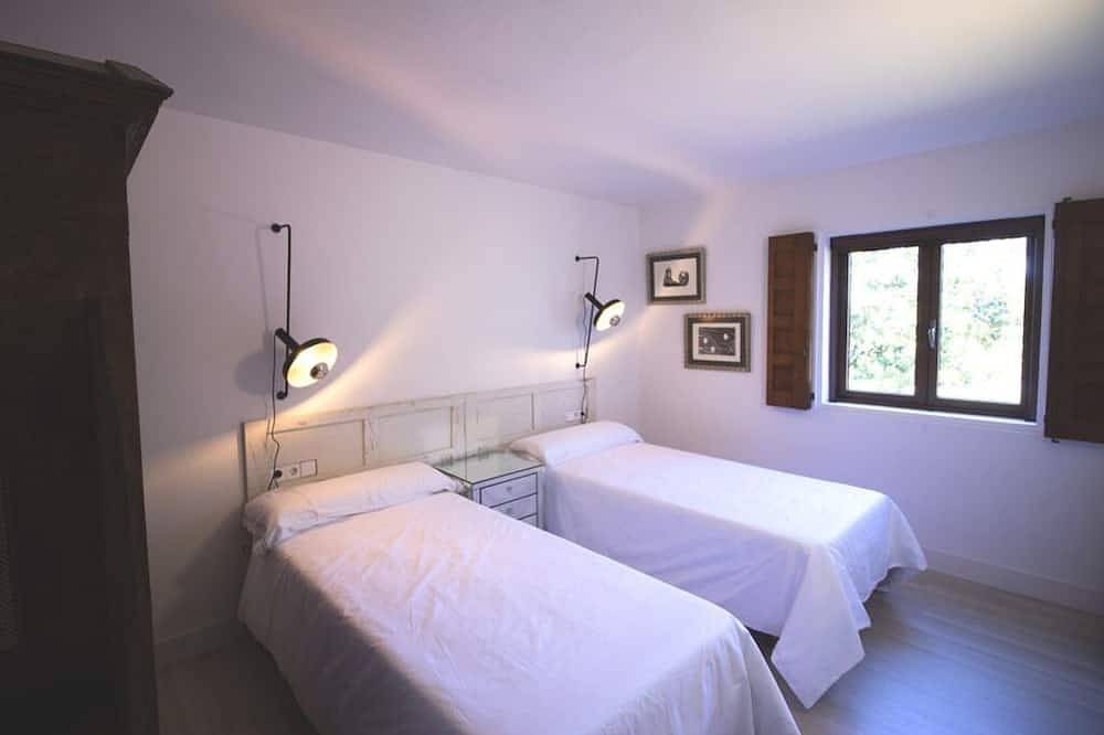 Villa Con Piscina Y Pista De Padel A 5 Minutos De Pontevedra in Pontevedra City, Pontevedra Province