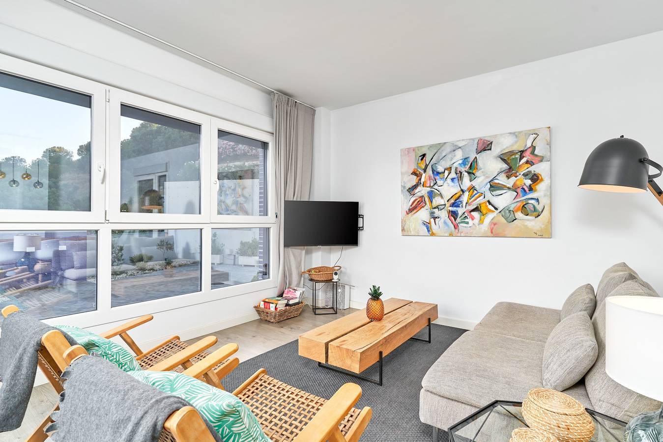 Apartamento entero, Apartamento 'Playa Cabria' con piscina compartida, Wi-Fi y aire acondicionado in Curumbico, Almuñecar