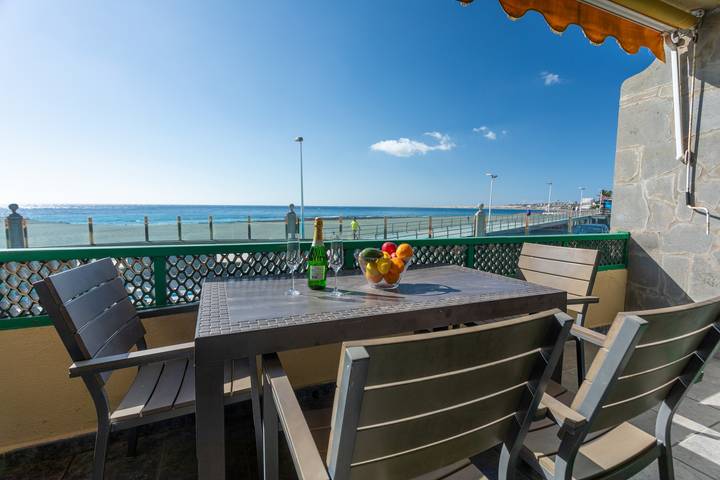 Apartamento para 4 personas, con jardín además de piscina y vistas al mar en Playa de las Burras