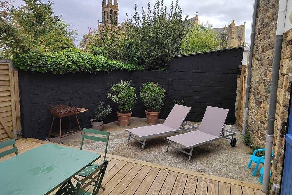 In the heart of the small \"cité de Caractère\" of Le Faou, house with private swimming pool in Le Faou, Iroise