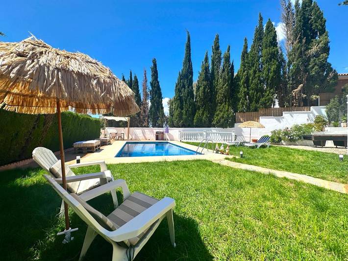 Chalet für 4 Personen, mit Terrasse und Garten sowie Pool in Malaga