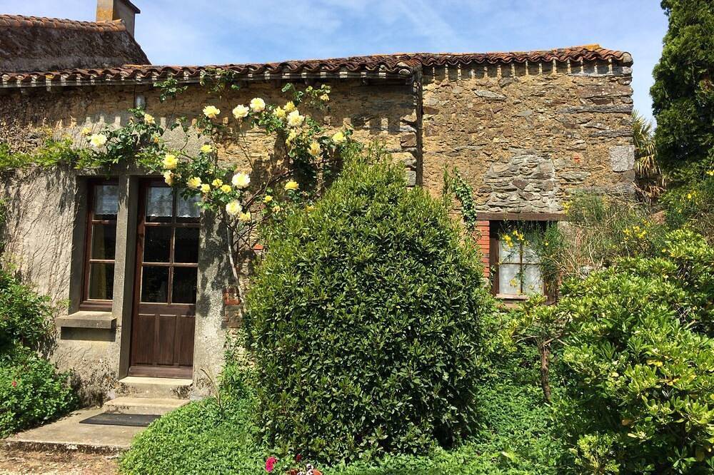 Gîte Traditionnel de Charme avec Jardin - Idéal Couples et Petite familles in Breuil-Barret, Fontenay-le-Comte