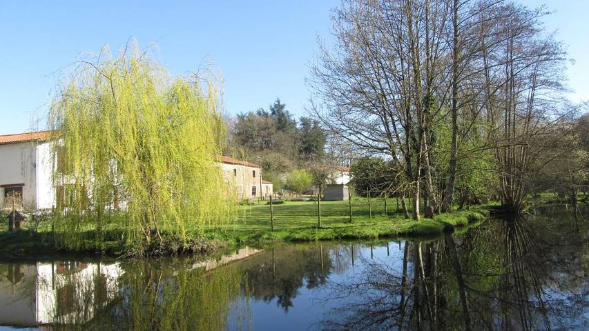 Chambre d’hôte pour 2 personnes, avec jardin, adapté aux familles à Bazoges-en-Paillers
