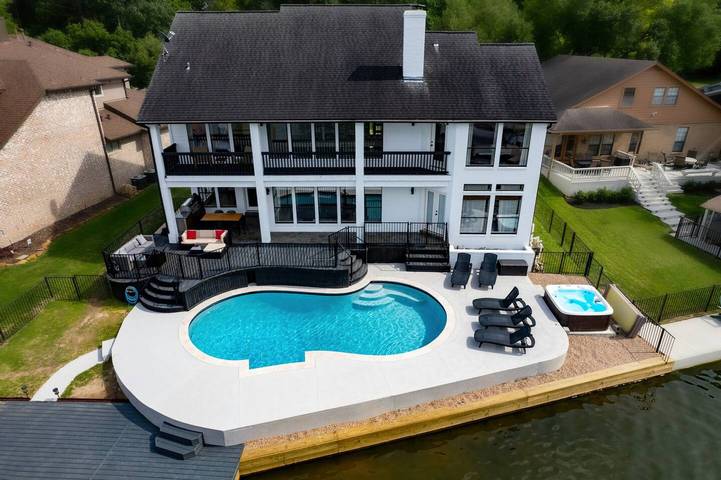 Lake house for 16 people, with yard and pool as well as terrace in Lake Conroe