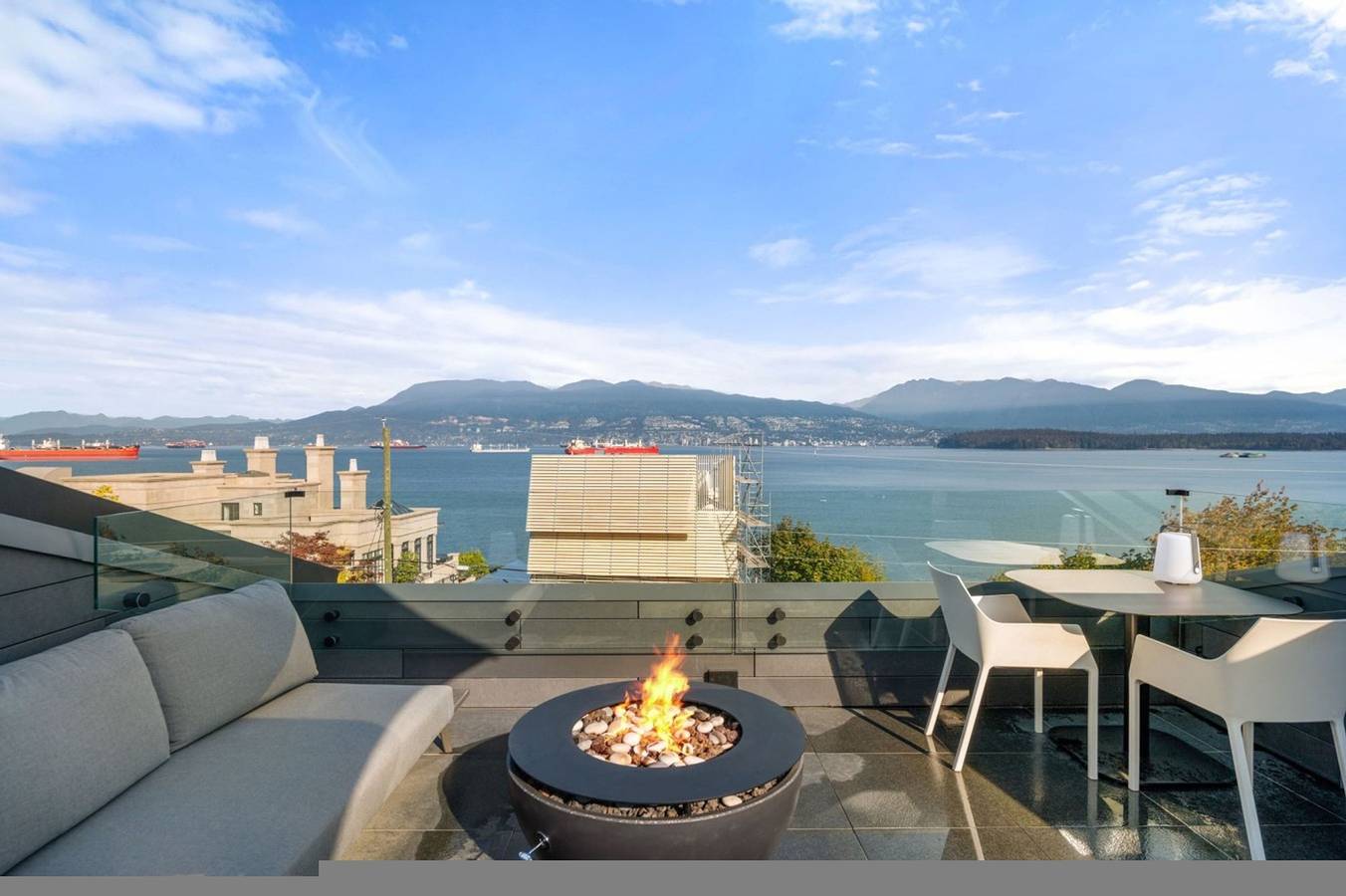 Luxe 2Br Beachfront Home | Rooftop Terrace w/ Bbq in Vancouver, Columbia Británica