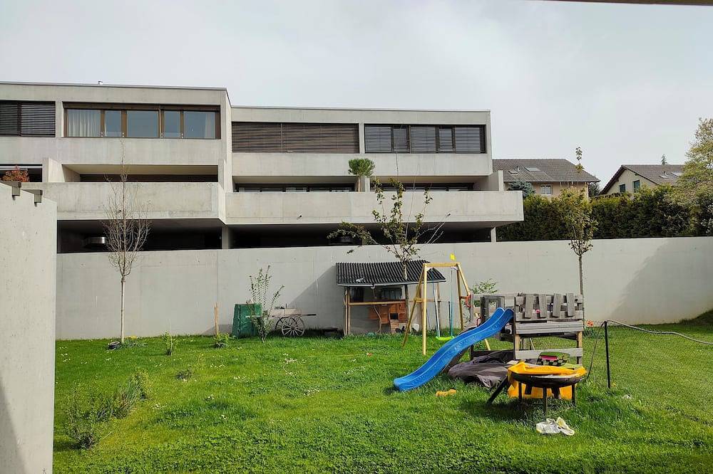 Chambre dans notre maison familiale, à proximité de la gare et des services in Pays des Trois-Lacs
