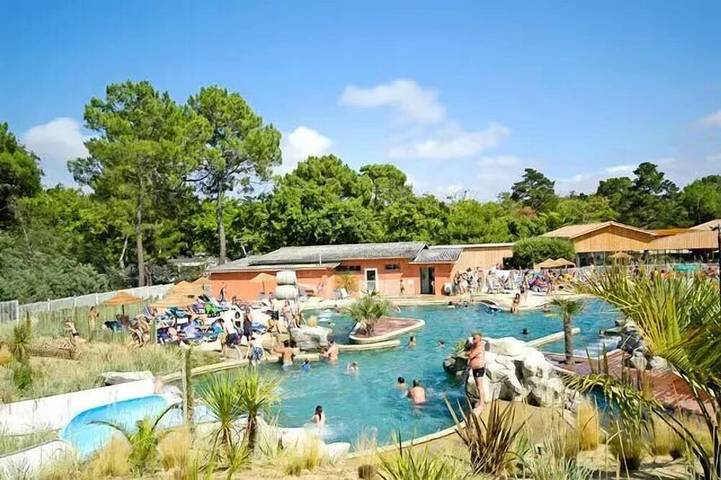 Camping pour 6 personnes, avec piscine, animaux acceptés à Soulac-sur-Mer