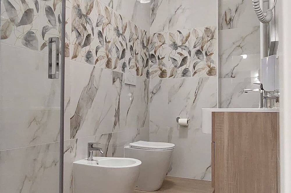 Elegant room with private bathroom and balcony equipped with every comfort. in Bologna, Bologna Provinz