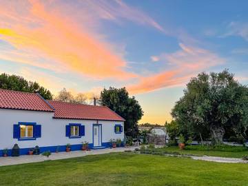 Gîte pour 4 personnes, avec vue et piscine ainsi que bassin pour enfant et jardin dans Santo Estevão