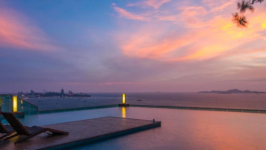 Location de vacances pour 4 personnes, avec sauna et terrasse ainsi que piscine et vue à Pattaya