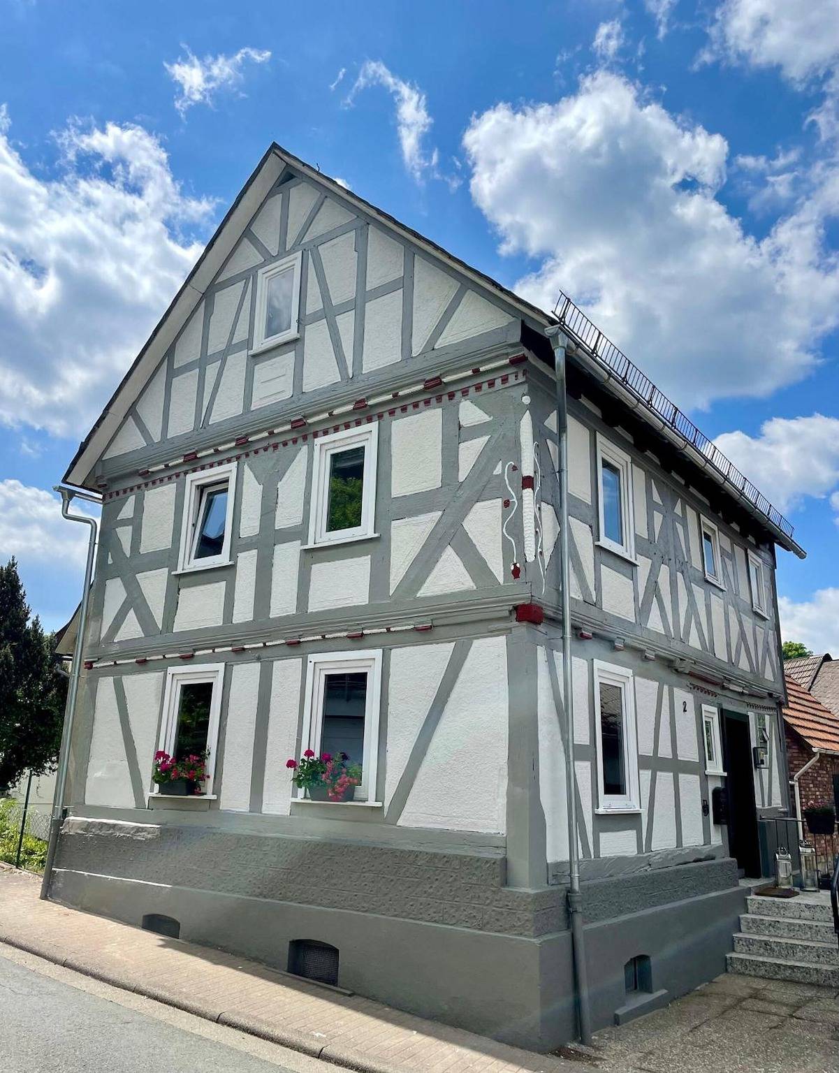 Rosehill Cottage 1699 – stijlvol toevluchtsoord tussen bergen en meer in Naturpark Lahn-Dill-Bergland