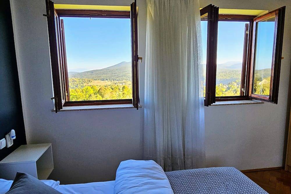 Cozy House Živko with Balcony, 10 min drive to Plitvice lakes! in Smoljanac, Plitvicer Seen