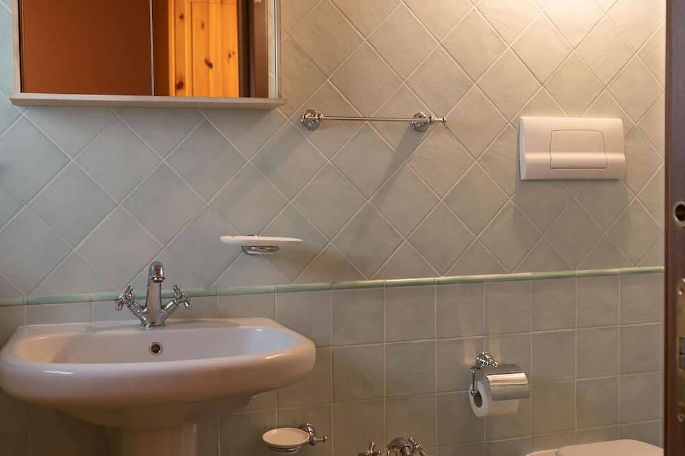 Ganze Wohnung, West Apartment (2+2 pax) Fiocchina magic place - Salò - Garda Lake in Salò, Gardasee-Berge
