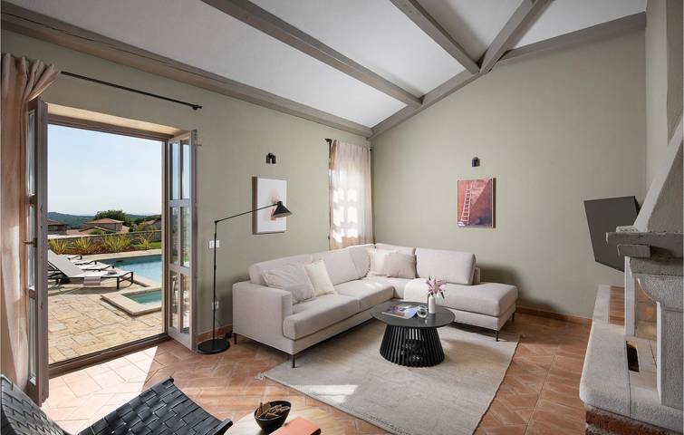 Apartment am Meer mit Pool, Terrasse und kurzer Anbindung an das Stadtzentrum in Sveti Lovreč Pazenatički, Zentralistrien