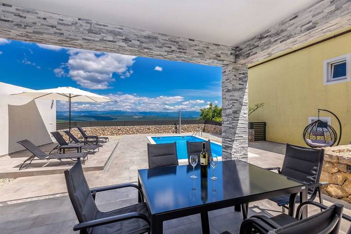 Ferienwohnung für 6 Personen, mit Pool und Balkon