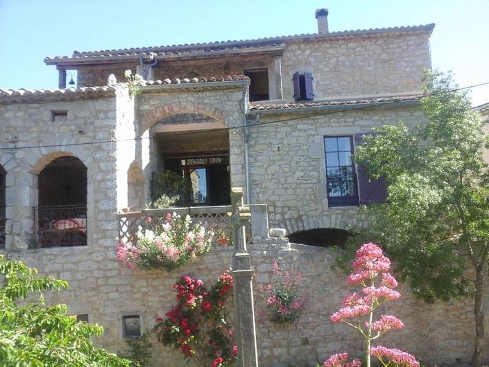 Location de vacances pour 2 personnes, avec vue ainsi que piscine et jardin à Beaulieu (Largentière)