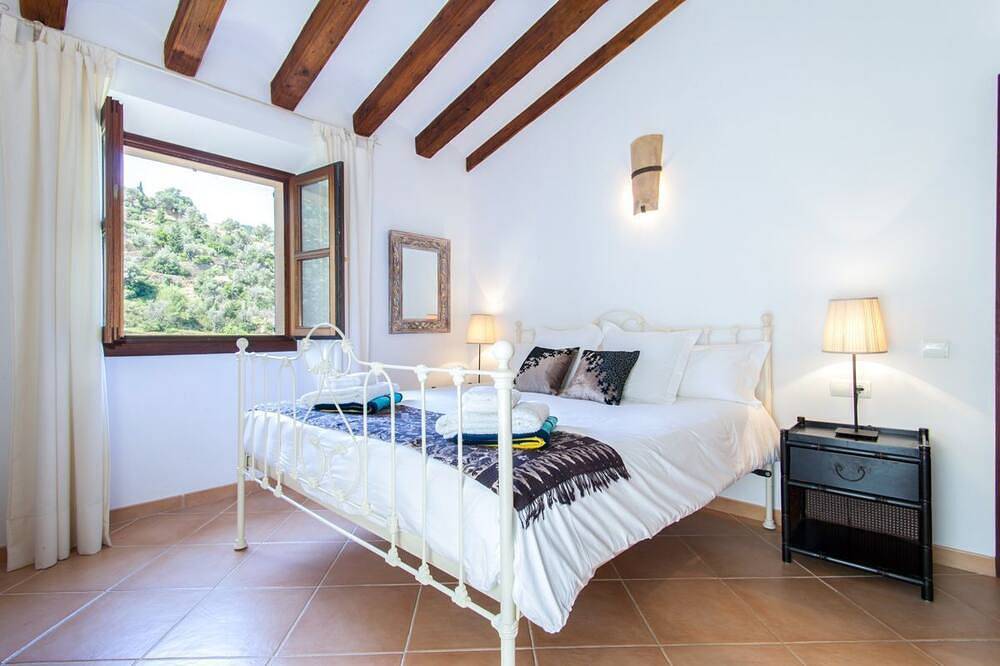 Can Flor - Three Bedroom Villa, Sleeps 6 in Deià, Coast of Mallorca