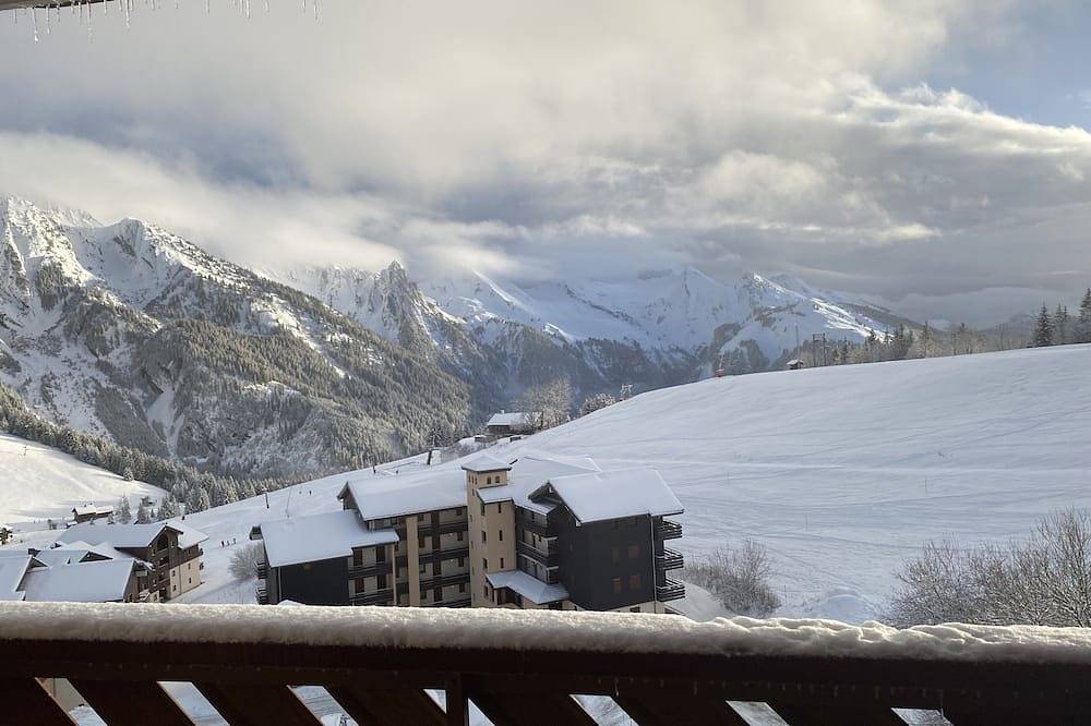 Entire apartment, South-facing mountain-view apartment with ski-in, ski-out convenience in Manigod, Annecy region