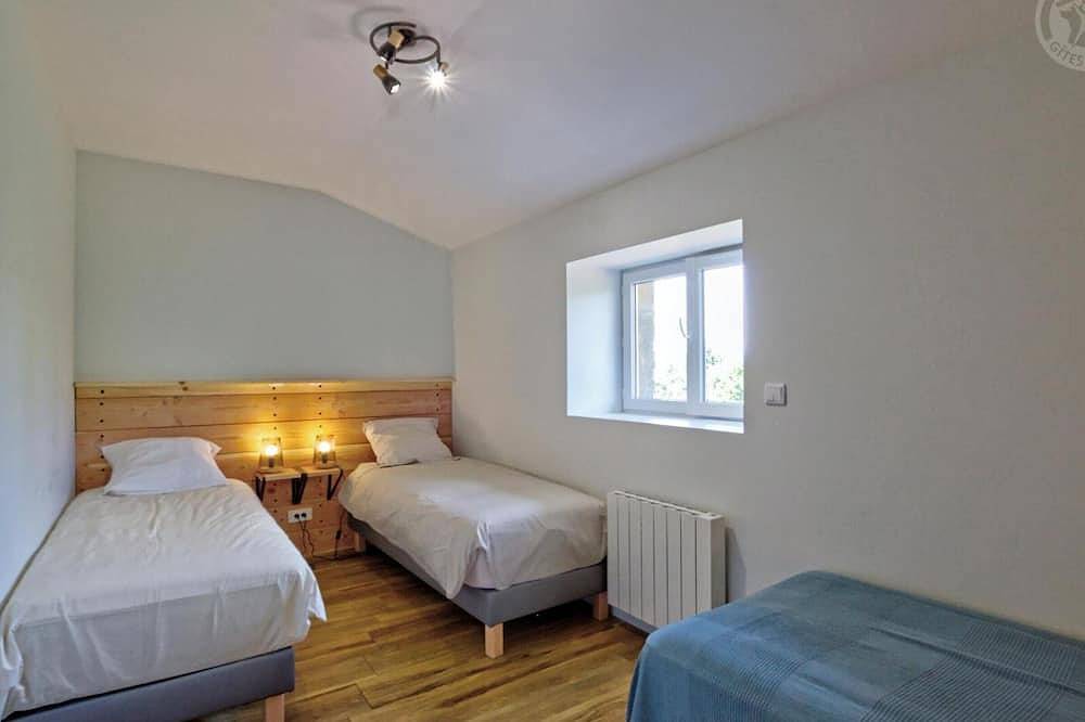 Gîte cosy avec terrasse et jacuzzi privatif in Pouilly-lès-Feurs, Montbrison
