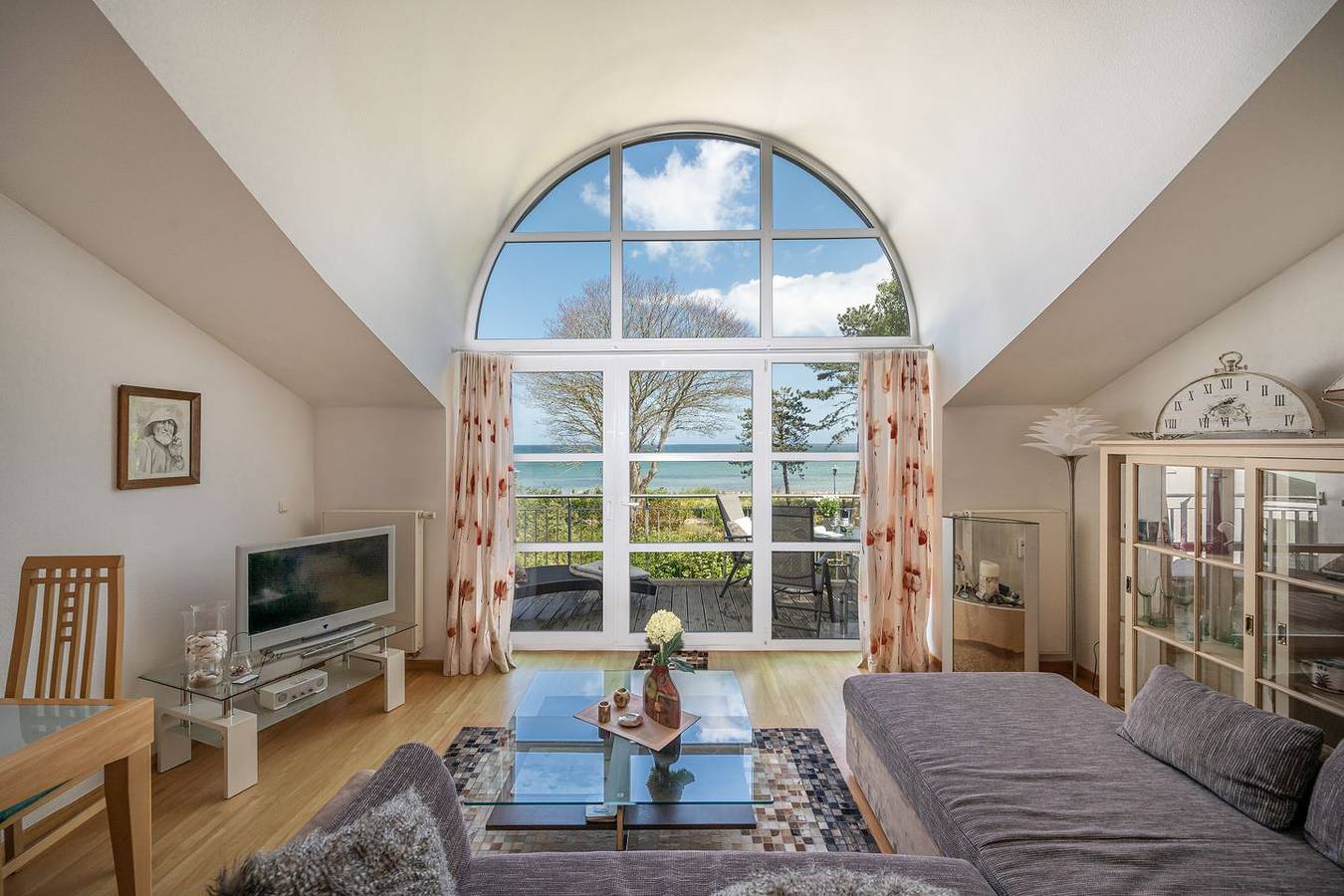 Ganze Wohnung, Elegante Ferienwohnung mit Meerblick und Galerie, direkte Strandlage in Juliusruh, Rügen