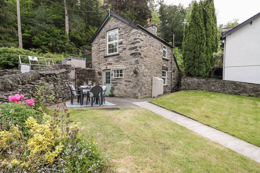Bron Celyn Bach, pet friendly, with open fire in Betws-Y-Coed in Betws-y-Coed, Snowdonia