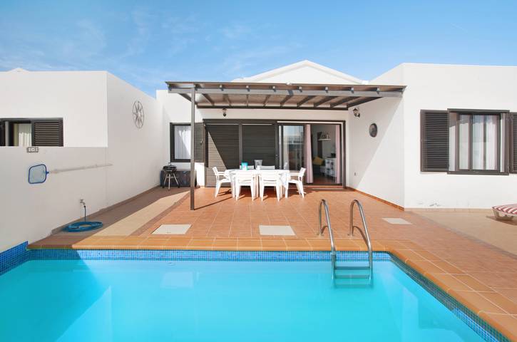 Villa "Molina" with Private Pool, 2 Private Terraces & Wi-Fi in Playa Blanca, Yaiza