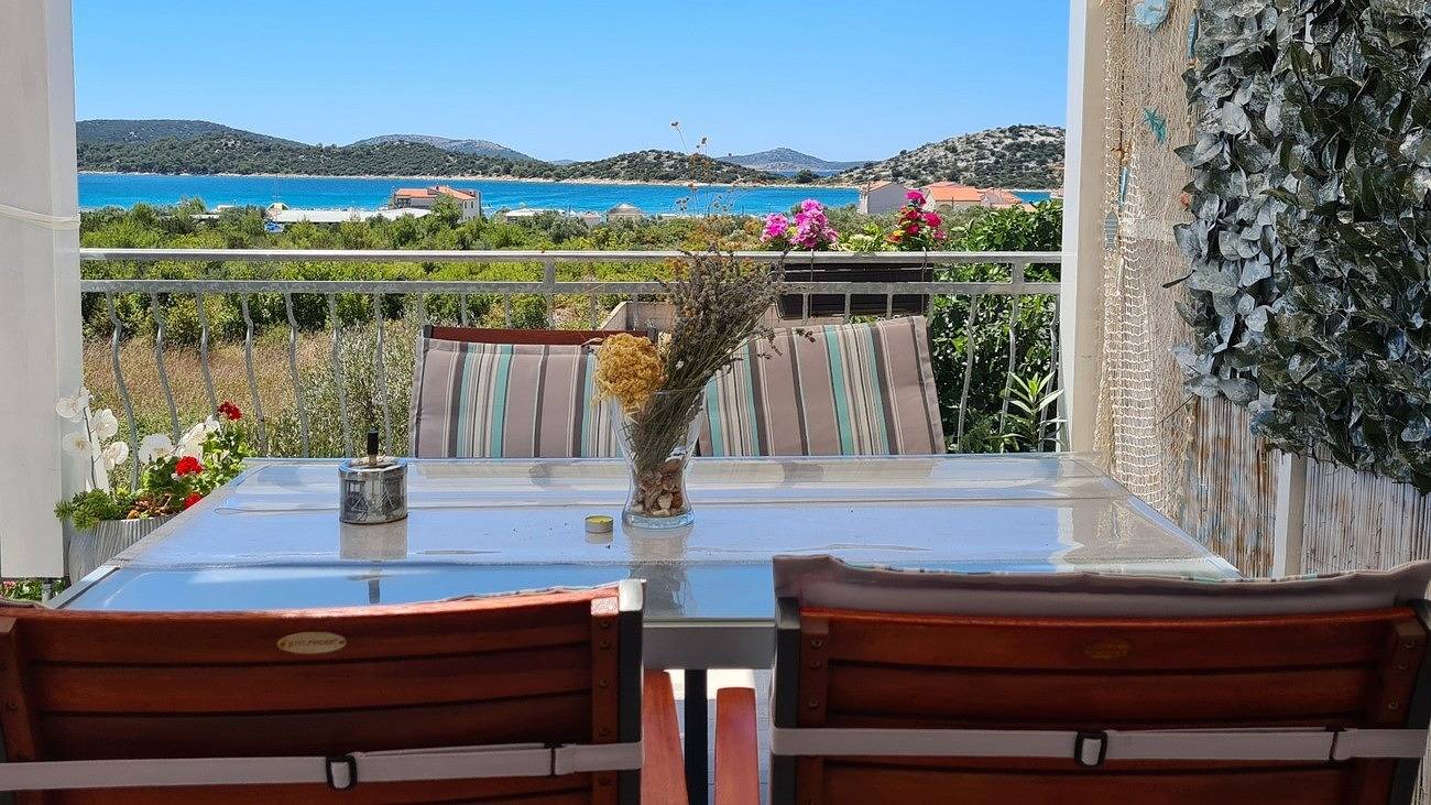 Ganze Wohnung, 1-Zimmer-Ferienwohnung mit Terrasse und Meerblick Tribunj (Vodice) A-23680-b in Tribunj, Šibenik-Knin