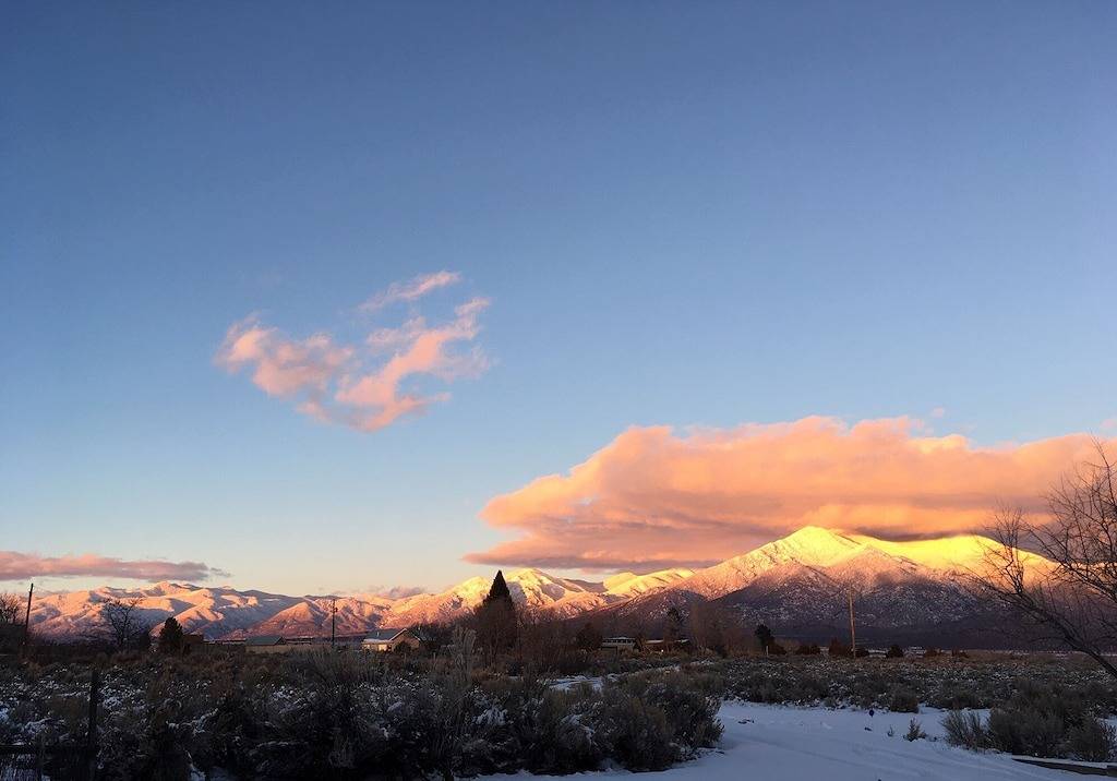 Ganze Wohnung, Super Mountain Vews! Stilvolle, komfortable Suite. Einfacher Zugang zu Stadt und Pisten in Taos County