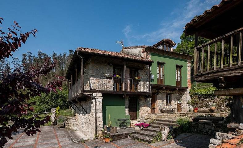 Casa rural para 9 personas, con Balcón y Terraza además de Jardín y Vistas en Oviedo