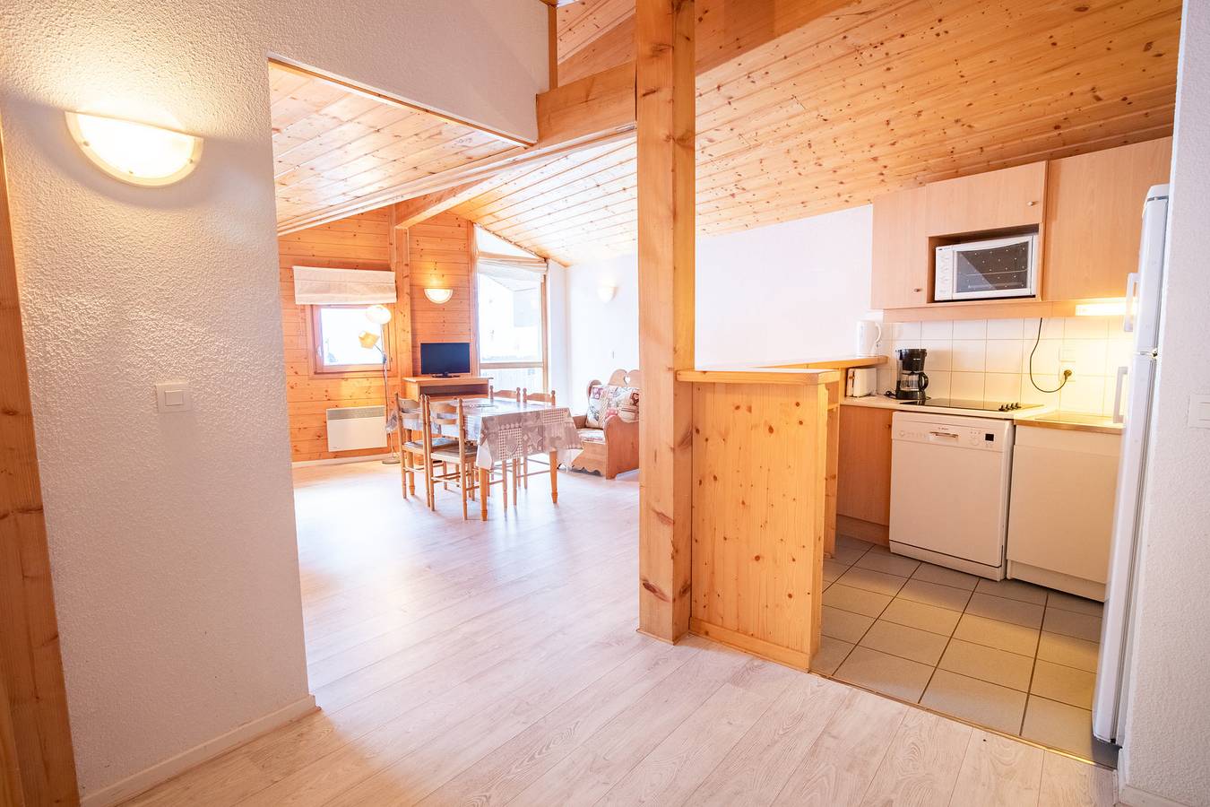 Entire studio, Spacious studio with beautiful mountain views. (Apt03) in La Norma, Villarodin-Bourget